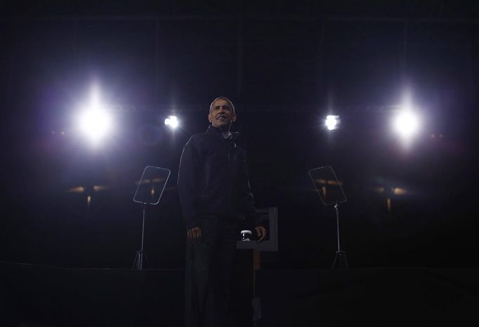 U.S. President Barack Obama is pictured on stage during a campaign rally in Bristow, Virginia, November 3, 2012 REUTERS/Jason Reed (UNITED STATES - Tags: POLITICS ELECTIONS USA PRESIDENTIAL ELECTION) Published: Lis. 4, 2012, 3:08 dop.