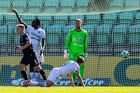 Jablonec i díky hodně spornému gólu vyhrál v Karviné a vede fotbalovou ligu