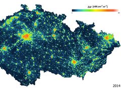 Mapa oblohy a jejího světelného znečištění v ČR.