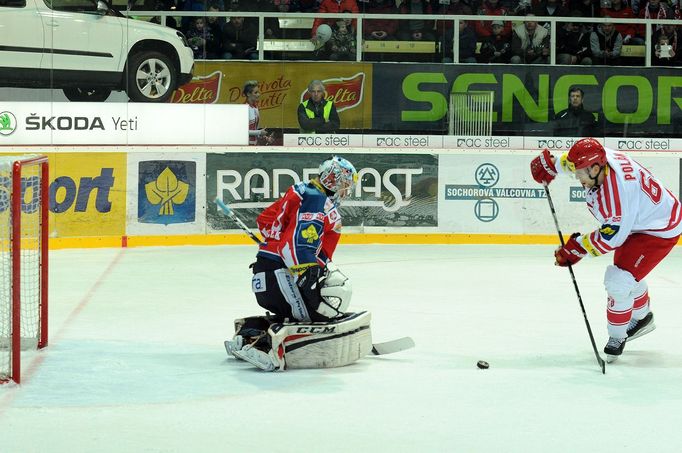 Třinec - Pardubice:Vojtěch Polák (64)  - Július Hudáček