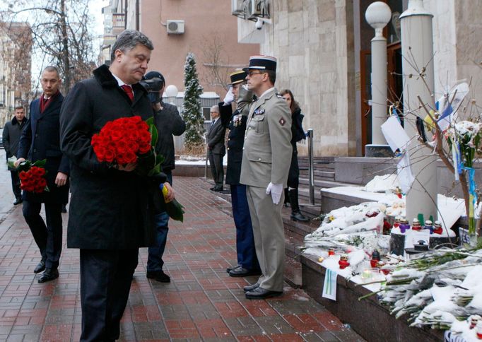 Ukrajinský prezident Petro Porošenko pokládá kytici k pietnímu místu před francouzskou ambasádou v Kyjevě.