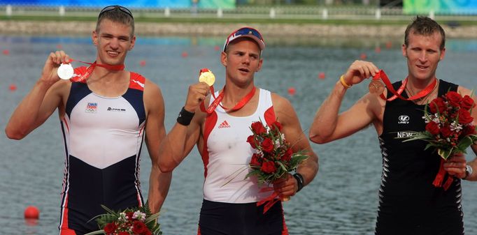 Skifař Ondřej Synek slaví svojí stříbrnou medaili z olympijských her v Pekingu 2008.