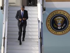 Obama po příletu do Petrohradu.