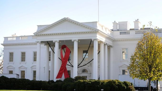 Červená stužka - znak boje proti AIDS - na Bílém domě.