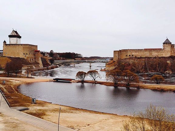 Estonské město Narva (vlevo) na hranici s Ruskem (vpravo město Ivangorod), 15. dubna 2023.