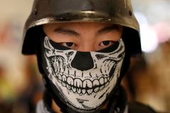 Správkyně Hongkongu tlačí na demonstranty. Zakázala nošení masek na obličeji