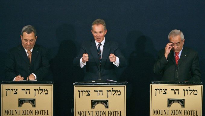 Dva expremiéři a jeden skoropremiér hovoří v Jeruzalémě o vizi míru na Blízkém východě. Zleva: izraelský ministr obrany Ehud Barak, zvláštní zmocněnec Tony Blair a šéf provizorní palestinské vlády Salám Fajád