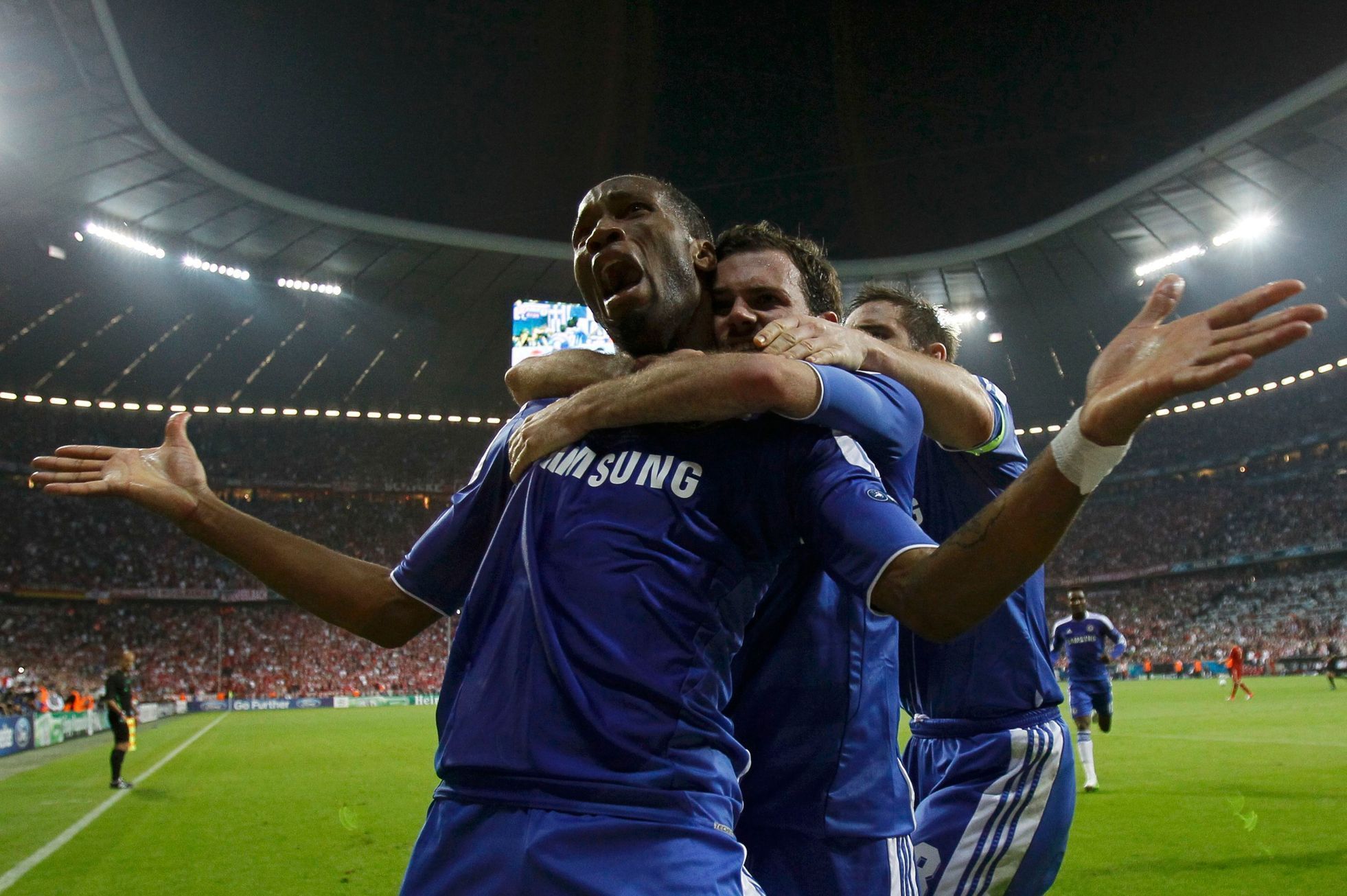 Drogba a hráči Chelsea slaví gól ve finále Ligy mistrů Bayern - Chelsea