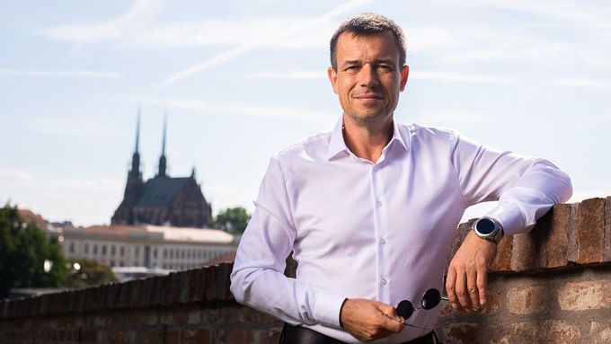 "Vedení Pirátů neumí správně číst politickou mapu, nemá správnou politickou intuici," říká zakladatel strany Jiří Kadeřávek.