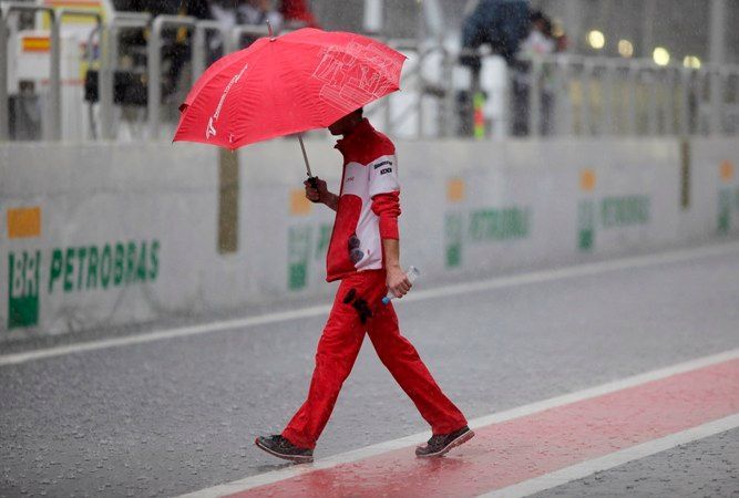 V Brazílii při kvalifikaci na Velkou cenu formule jedna hustě pršelo.