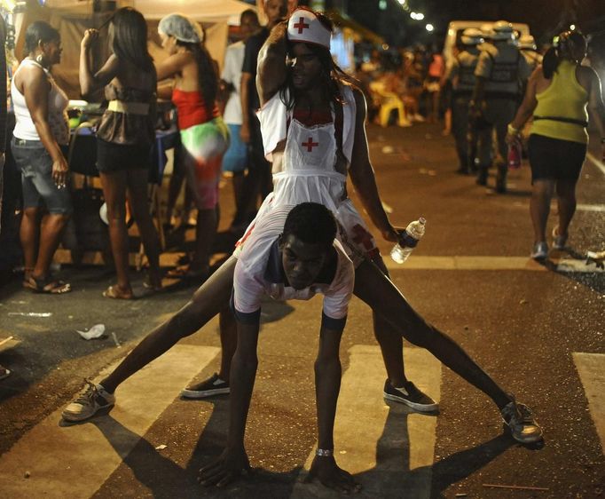 Revellers celebrate Carnival during a street party in Salvador da Bahia, February 10, 2013. REUTERS/Lunae Parracho (BRAZIL - Tags: SOCIETY) Published: Úno. 10, 2013, 4:05 odp.