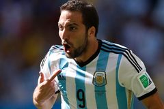 Argentina je díky šťastné brance Higuaína v semifinále MS