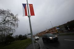 Muž v Praze odřízl vlajky, které mají vítat čínského prezidenta. Zadržela ho policie