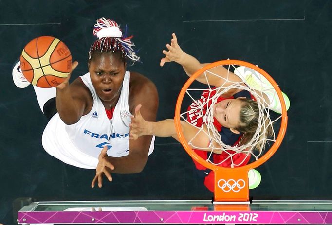 Česká basketbalistka Petra Kulichová marně brání ve střelbě Francouzce Isabelle Yacoubouvé ve čtvrtfinále na OH 2012 v Londýně.