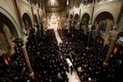 Zádušní mši proběhla ve zcela zaplněném bostonském kostele, celebrovalo ji sedm kněží. Odtud potom byla rakev s ostatky nejmladšího bratra exprezidenta Johna Fitzgeralda Kennedyho převezena na vojenský hřbitov v Arlingtonu u Washingtonu.