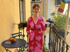 Podcast jsme točily u herečky doma. Přivítala nás v krásných šatech.