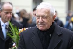 Exprezident Václav Klaus při výletu v Krkonoších uklouzl a zlomil si kotník