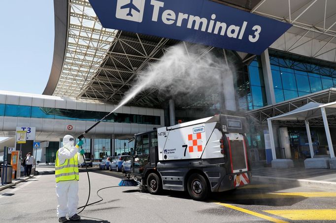 Dezinfikace na římském letišti Fiumicino, snímek z 6. května.