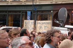 Stovky lidí protestovaly proti tunelování vědy