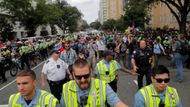 K překvapení pořadatelů ale letošní demonstrace s názvem Unite the Right 2 (Sjednoťte pravici 2) přilákala jen hrstku extremistů.