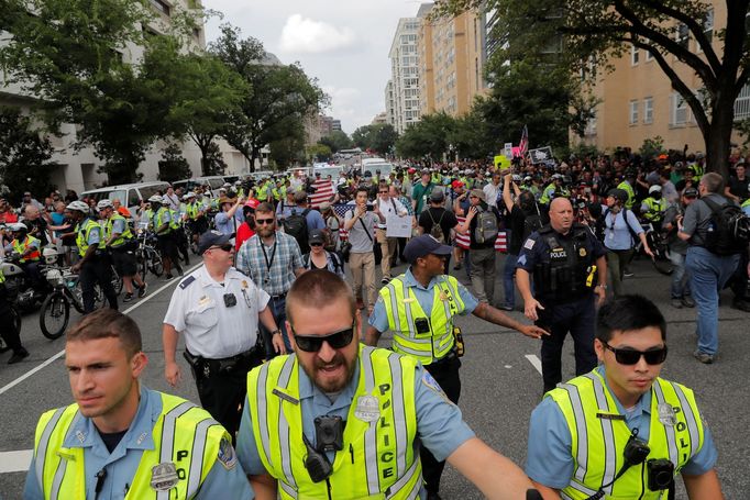 Demonstrace bělošských nacionalistů ve Washingtonu, která se konala přesně rok po násilných střetech v Charlottesville.