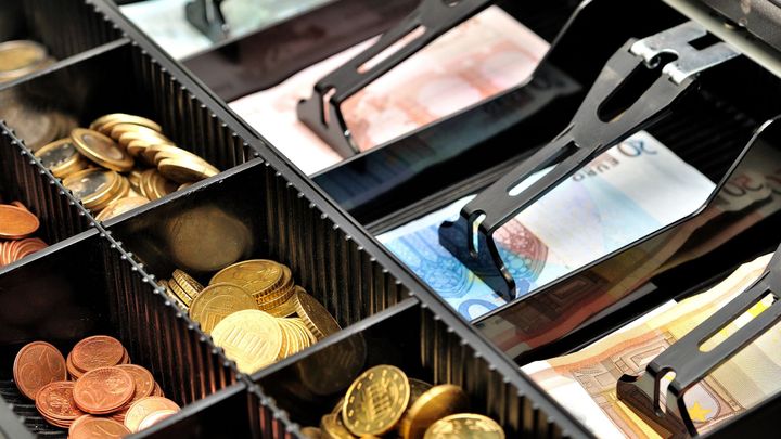 Vláda schválila státní rozpočet na příští rok se schodkem 252 miliard korun