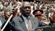 4. února ve věku 95 let zemřel bývalý keňský prezident Daniel Arap Moi. Mezi lety 1978 a 2002, kdy byl u moci, si země oproti jiným africkým státům uchovala relativní stabilitu. Na jeho vládu se však bude vzpomínat především jako na autoritářský režim, ve kterém kvetla korupce, docházelo k pronásledování opozice a porušování lidských práv, zároveň stagnovala ekonomika, aby se později ukázalo, že se miliardy ze státního rozpočtu objevily na soukromých účtech Moie v zahraničí.