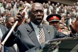 4. února ve věku 95 let zemřel bývalý keňský prezident Daniel Arap Moi. Mezi lety 1978 a 2002, kdy byl u moci, si země oproti jiným africkým státům uchovala relativní stabilitu. Na jeho vládu se však bude vzpomínat především jako na autoritářský režim, ve kterém kvetla korupce, docházelo k pronásledování opozice a porušování lidských práv, zároveň stagnovala ekonomika, aby se později ukázalo, že se miliardy ze státního rozpočtu objevily na soukromých účtech Moie v zahraničí.