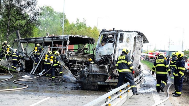 Policie hledá svědky nehody vězeňského autobusu a tahače s tanky, ocení videozáznamy