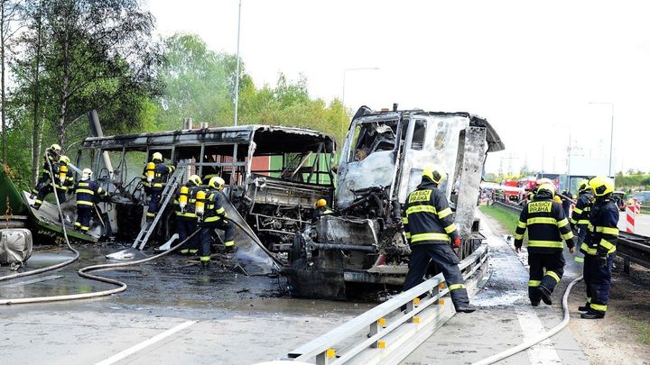 Členové Vězeňské služby jsou mimo ohrožení života. Viníkovi nehody hrozí deset let