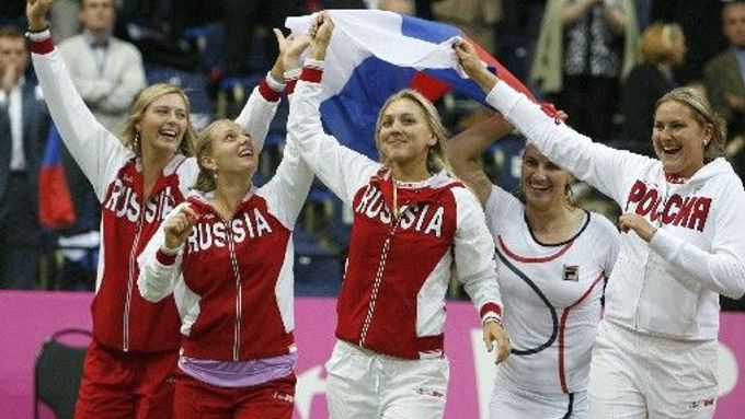Ruské tenistky (zleva) Maria Šarapovová, Anna Čakvetadzeová, Lena Vesninová, Světlana Kuzněcovová a Naďa Petrovová slaví triumf ve Fed Cupu.