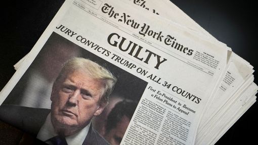 Trumpův soud dominuje americkým médiím. Na snímku titulní strana deníku The New York Times.