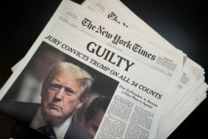 Trumpův soud dominuje americkým médiím. Na snímku titulní strana deníku The New York Times.