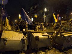 Barikády v centru Kyjeva. (9. prosince 2013)