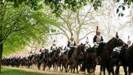 Na trase z Westminsterské katedrály zpět do Buckinghamského paláce bude královskou rodinu a hosty doprovázet kavalérie gardistů na koních, vojenské orchestry s trubači a bubeníky.