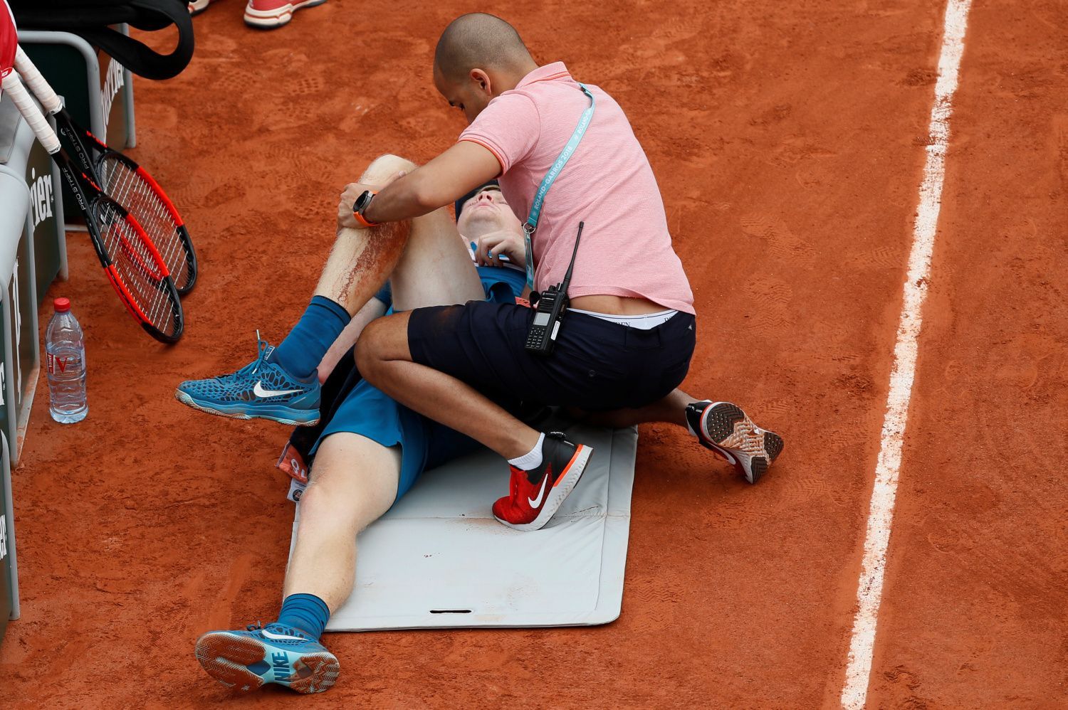 Ošetřovaný Kyle Edmund ve 3. kole French Open