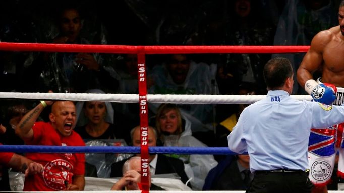 Britský boxer David Haye boxuje s Britem Dereckem Chisorou v mezinárodním mistrovství těžké váhy v londýnském Upton Parku v roce 2012.