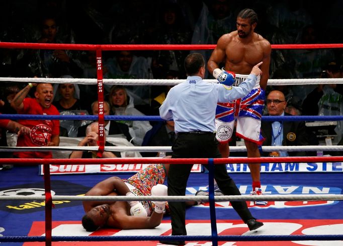 Britský boxer David Haye boxuje s Britem Dereckem Chisorou v mezinárodním mistrovství těžké váhy v londýnském Upton Parku v roce 2012.