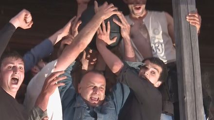 Gruzínská vesnice se rozdělí a hraje lelo. Dvě stovky hráčů se přetahují o těžký míč