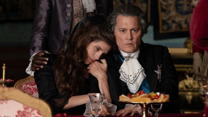 Maïwenn jako Jeanne du Barry a Johnny Depp v roli Ludvíka XV.