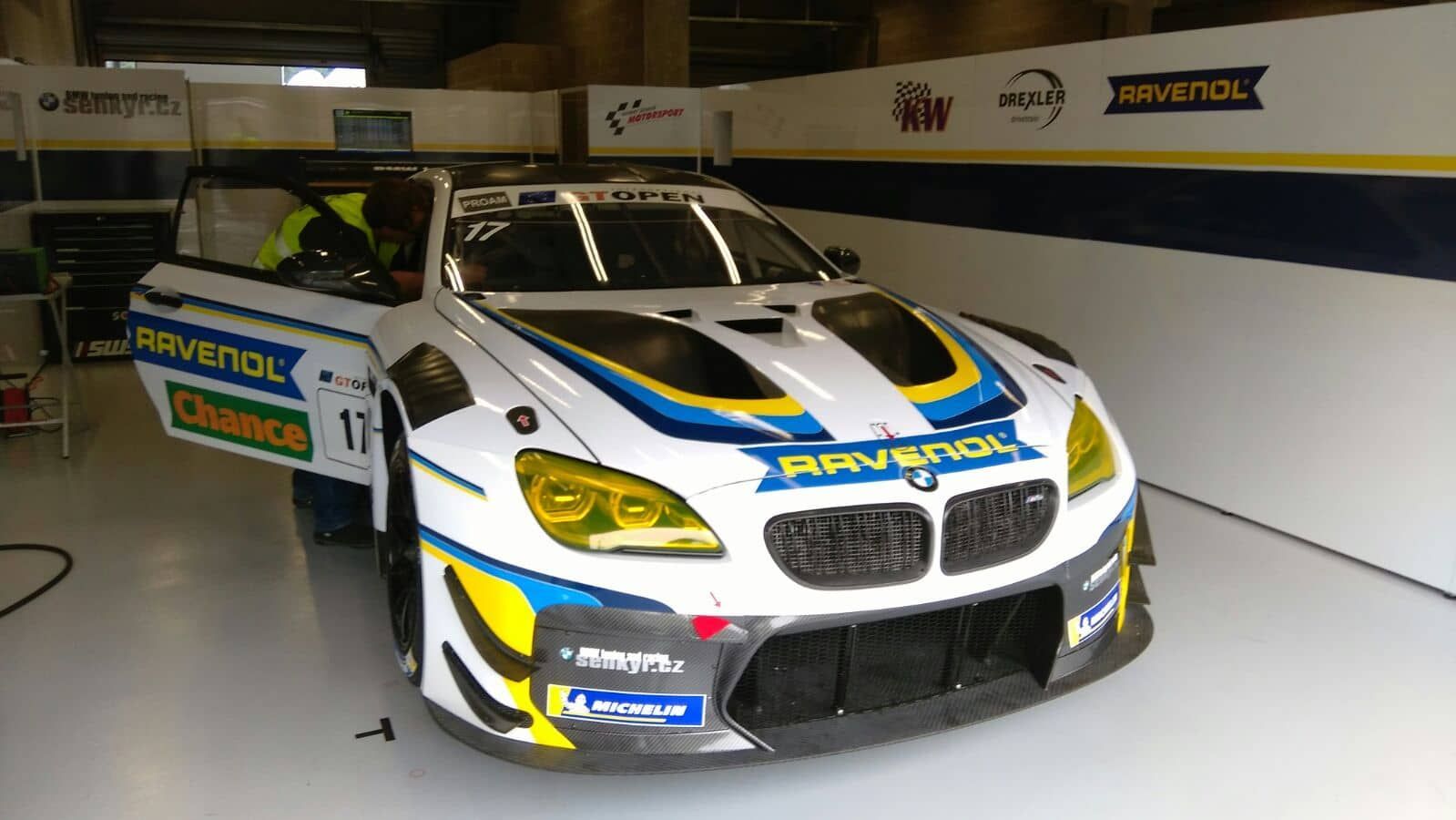 BMW M6 GT3 týmu Šenkýř Motorsport v boxech ve Spa-Francorchamps