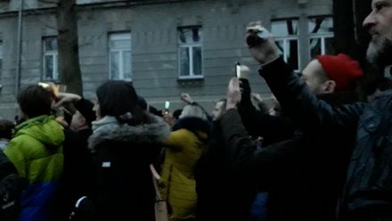Před slovenskou ambasádou v Praze demonstranti cinkali klíči a zpívali hymnu
