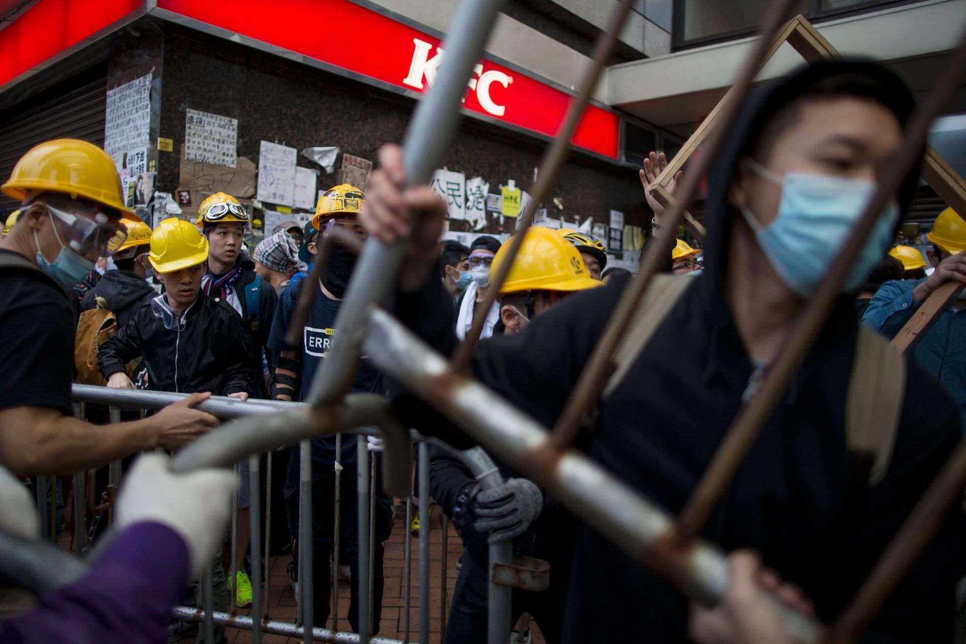 Střety demonstrantů s policisty v Hongkongu - 1. prosince