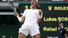 Rafael Nadal slaví vítězství nad Rosolem ve Wimbledonu