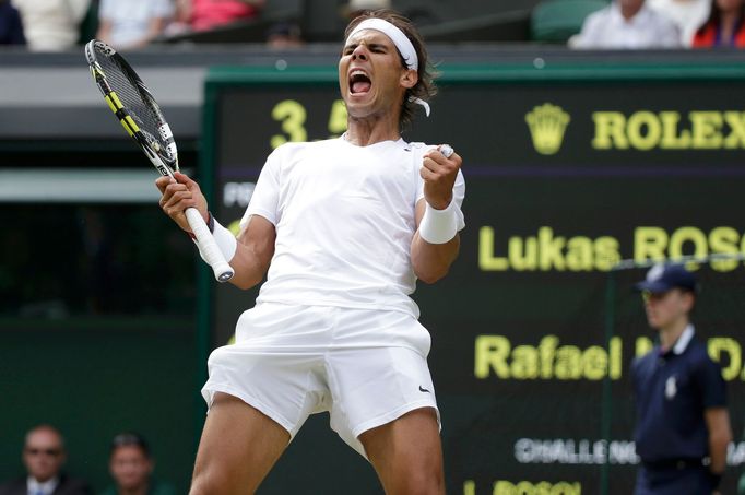 Rafael Nadal slaví vítězství nad Rosolem ve Wimbledonu