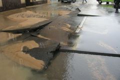 Voda v Praze 9 zase teče, havárie je opravena