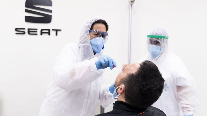 Seat chystá vlastní "test promořenosti". Kvůli restartu výroby prověří 15 000 lidí