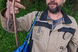 Výzkumník s gigantickou žížalou v ugandském národním parku Bwindi.