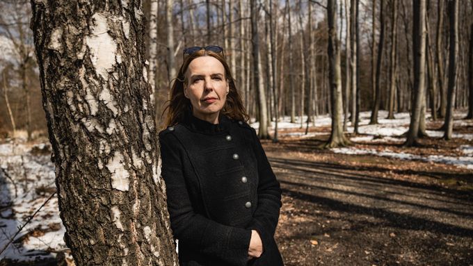 Karin Lednická, autorka románové trilogie Šikmý kostel, jejíž první část vyšla v roce 2020 jako první publikace jejího nově vzniklého nakladatelství Bílá vrána.