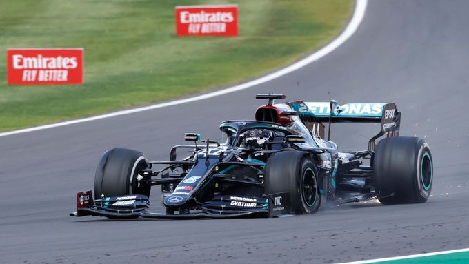 Lewis Hamilton v Mercedesu vyhrál v GP Británie 2020 i s defektem pneumatiky.
